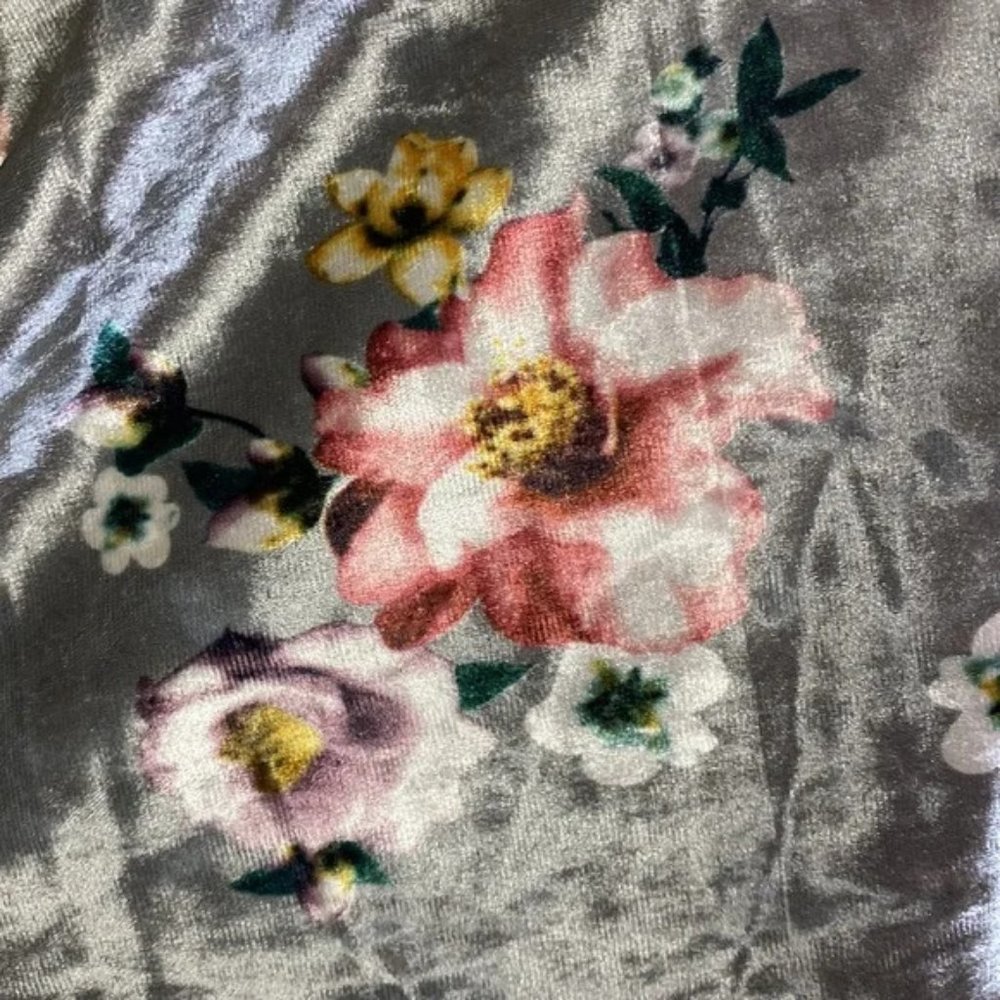Do everything in love Anthropologie One Sz Floral Velvet Kimono. - Picture 2 of 5